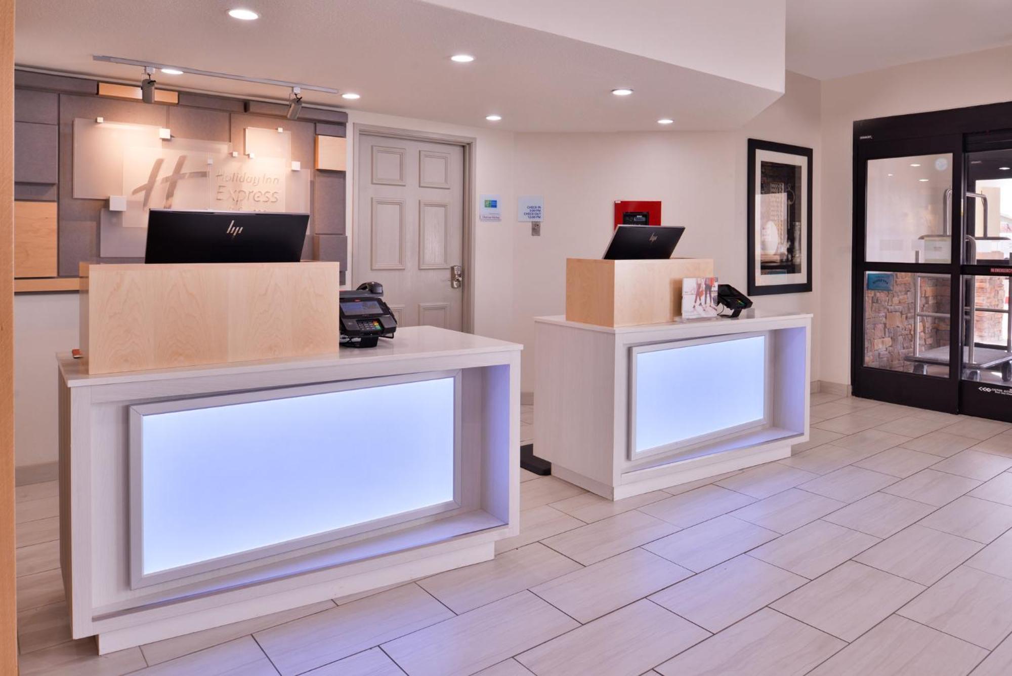 Holiday Inn Express Hotel & Suites Farmington By Ihg Екстериор снимка